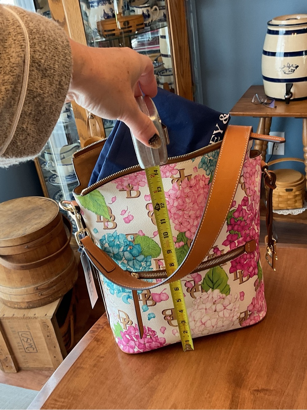 Dooney & Bourke Cream Hydrangea Large Sac - Picture 12 of 16